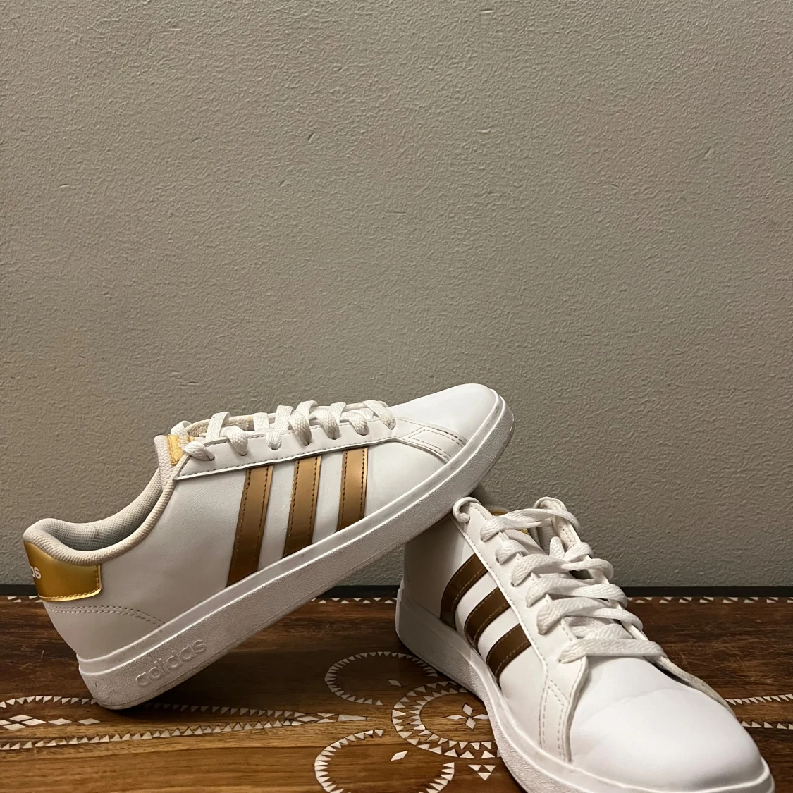 Vita och guldiga sneakers från Adidas - 1