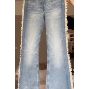 Jeans med fransar Weekday - Intressekoll på mina oanvända fransade jeans från Weekday! Storlek 27 men små i storlek därav att jag antagligen säljer dom 😢