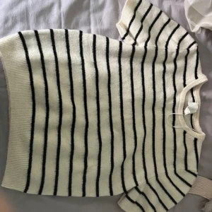 Stickad kortärmad  - Köpt på hm, aldrig andvänd 