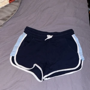 Mörkblå mjukisshorts med ljusblå detaljer - Mörkblå mjukisshorts med ljusblå ränder på sidorna. 🩵💙