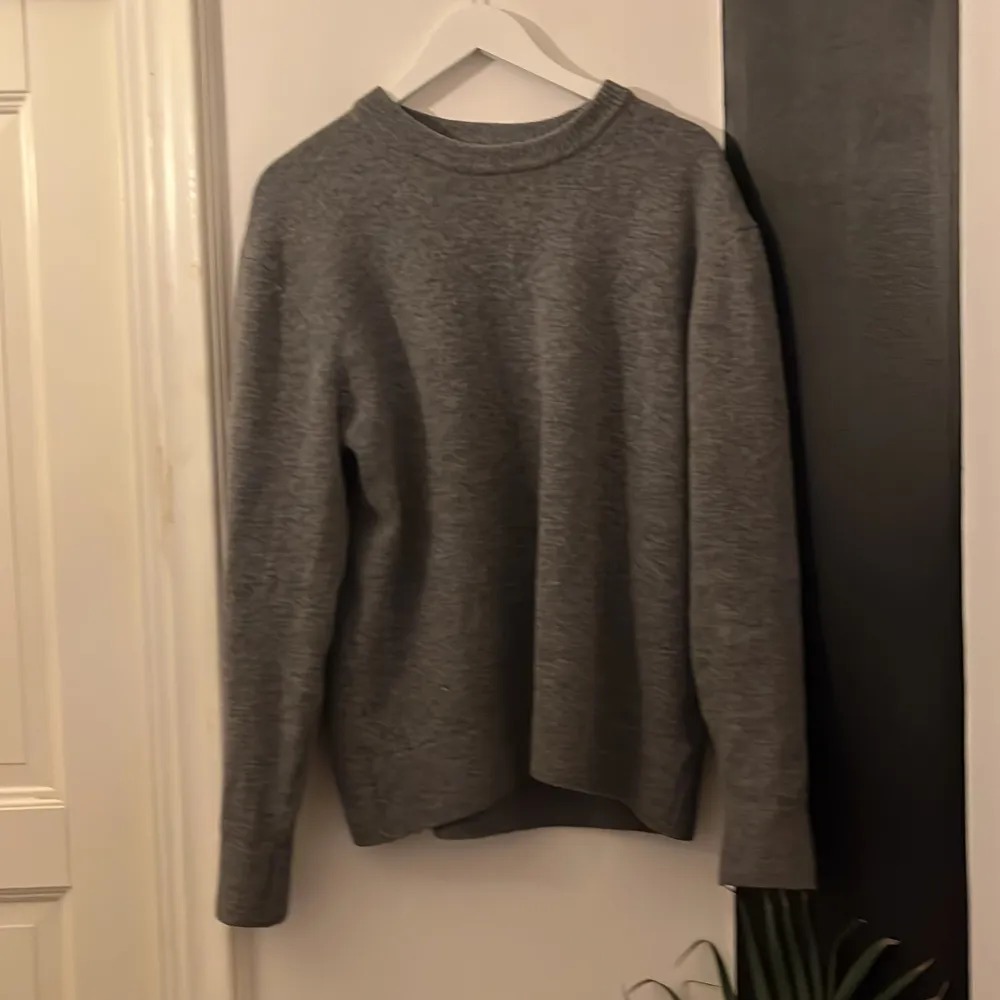 Säljer en stickad grå tröja från H&M i storlek L. Tröjan är i mycket bra skick och är perfekt nu inför våren. Ordinarie pris 799, mitt pris 399. Säljer för den var lite för stor för mig.. Hupparit & Collegepaidat.