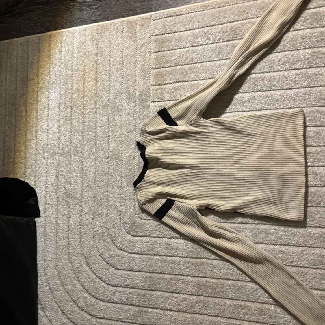 Beige ribbad tröja med svarta ränder från SHEIN  - 2