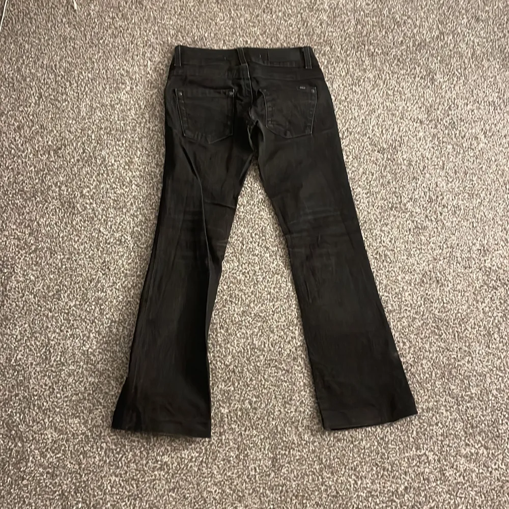 Snygga svarta jeans från ONLY i modellen Sammy Stretch. De har en klassisk design med fem fickor och en bekväm passform. Perfekta för en stilren look. Tvättar såklart innan jag säljer!. Farkut & Housut.