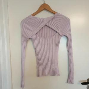 Ljuslila ribbad tröja - Säljer en ljuslila ribbad tröja med långa ärmar. Tröjan har en rund halsringning och är tillverkad av en mjuk viskosblandning.  💜