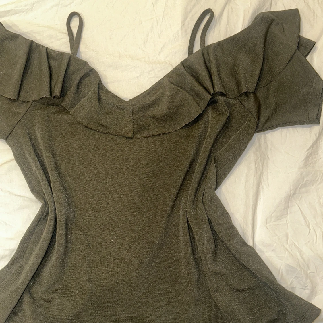 Grå topp med volangdetaljer - 1