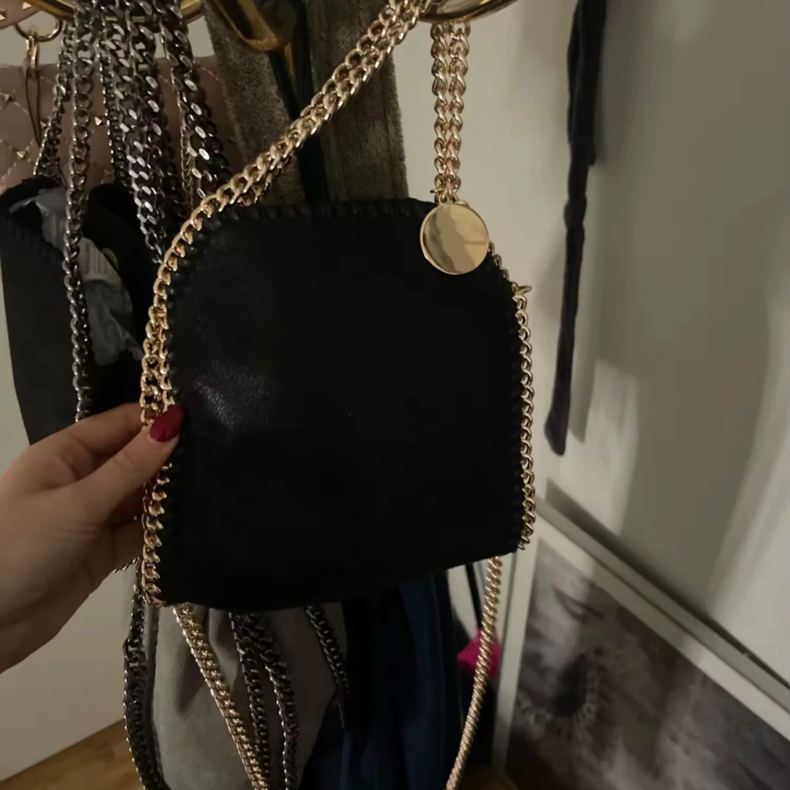 Svart axelväska med kedjedetaljer - 1