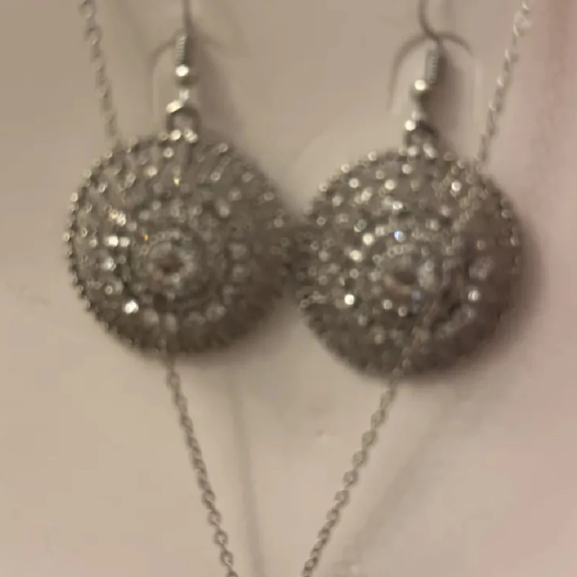 Silverfärgat smyckeset med halsband och örhängen - 1