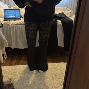 Svarta spetsbyxor - Supersnygga spetsbyxor från Gina Tricot i storlek S, men de är stretchiga så passar även större!💕
