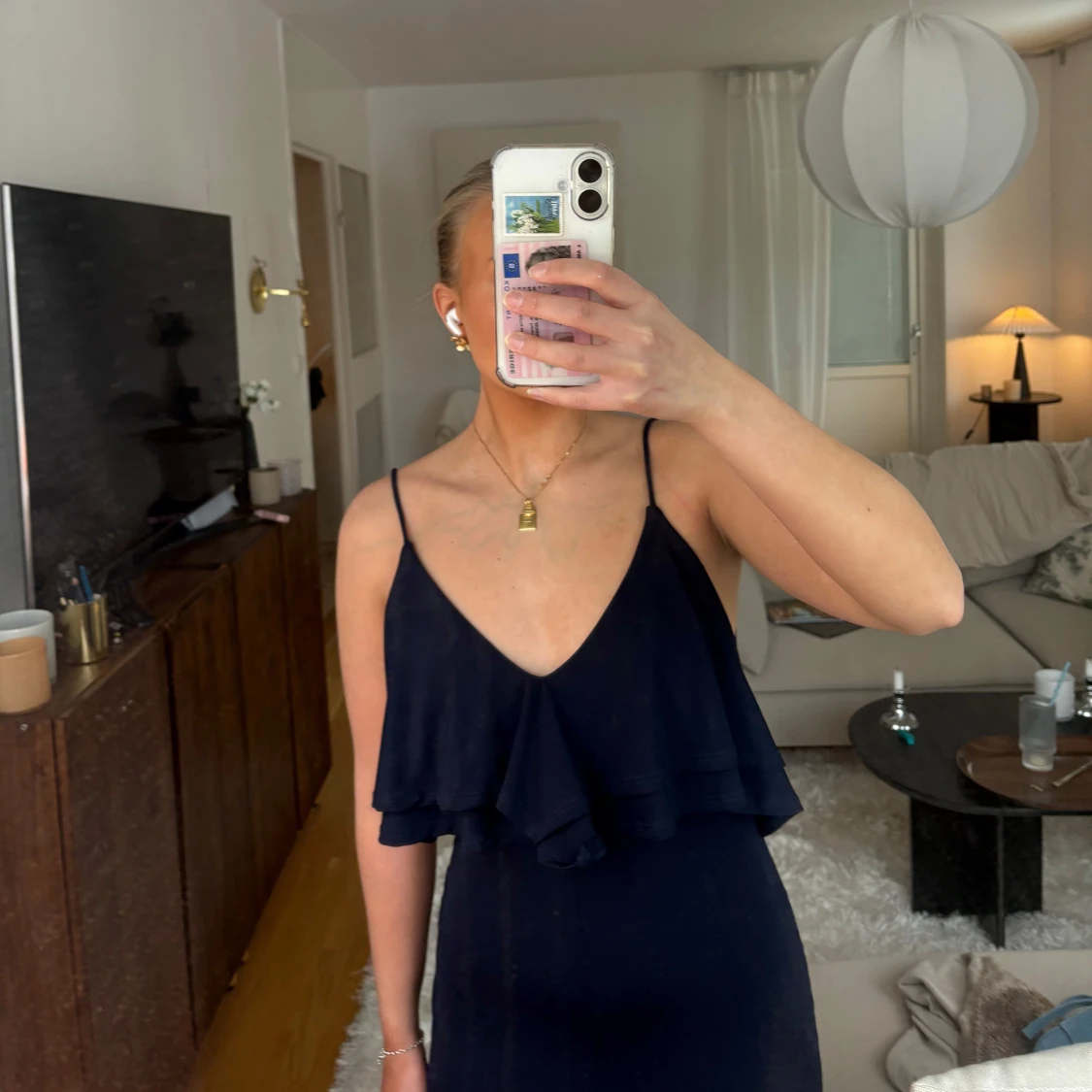 Marinblå klänning med öppen rygg - 1