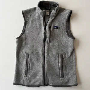 Patagonia väst - Säljer en stilren grå fleeceväst från Patagonia. Storlek M men passar även S inga defekter skulle säga att den är 8/10. Skriv vid övriga frågor 💛