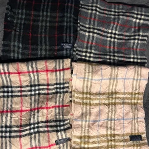 Rutig halsduk från Burberry - Säljer flera stilrena rutiga halsdukar från Burberry i olika färger. Välj mellan svart, grå, beige och fler. Perfekta för att hålla dig varm och snygg under kyliga dagar. Klassisk design som aldrig går ur tiden. 500kr st