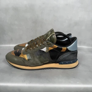 Valentino Rockrunners  - - Valentino Rockrunners — Storlek 43 — 8/10 - Bra skick, finns defekt på vänster plös se bild 2  — Inkluderat - Skor — Retail 5000kr+ — Köp innan 20:00 Fraktas samma dag📦