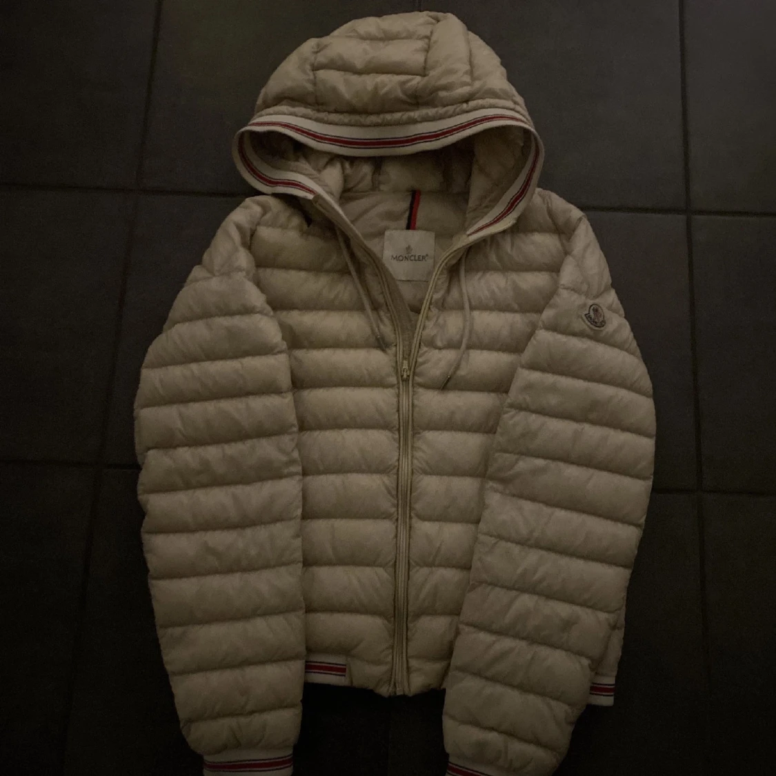 Beige dunjacka från Moncler