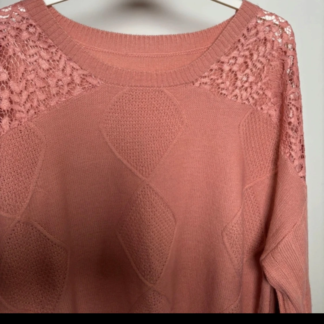 Rosa stickad tröja med spetsdetaljer - 3