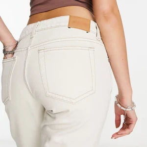 Lådmidjade jeans, vita - Snygga vita lågmidjade jeans i bra skick. Innerbenslängd 85 🎀