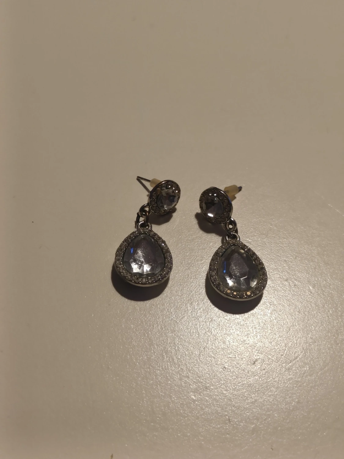 Silvriga droppformade örhängen