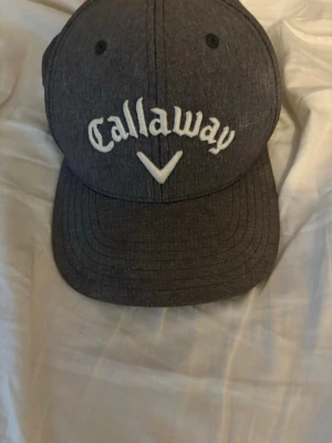 Callaway keps - Säljer nu min as feta callaway keps med lite olika tryck från deverse golf märken(ELYTE, odyssey, chrome tour) det är en unik färg och den är justerbar, den är väldigt luftad som är skönt till en golf runda under sommaren, hör av dig vid frågor och pris kan diskuteras!