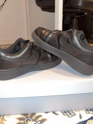 Air Force 1  - Af1 creasade men går att fixa med strykjärn annars är dom väldigt omhändertagna! Kan frakta samma dag 