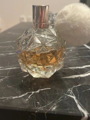 Ariana Grande parfym med fluffig boll - Säljer en Ariana Grande parfym , pris kan diskuteras 