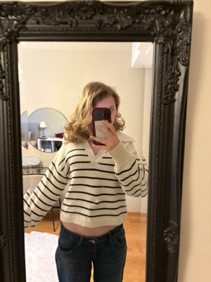 Vit stickad tröja med svarta ränder - En snygg stickad tröja perfekt till sommaren. Tröjan är från ginatricot i storlek S❤️