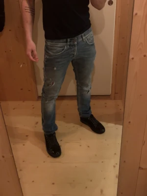 Dondup - Säljer dessa riktigt feta jeansen från dondup med slitningar. Skriv om du har några frågor eller funderingar!!!