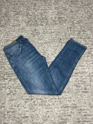 Dondup George jeans  - Hej jag säljer ett par Dondup George. Jeansen i riktigt snygg blå färg perfekt för dig som vill ha ett par kvalitetsjeans med grym passform. Nypris ≈3500kr, mitt pris 599kr.  Skick: 9/10 Storlek: W32 Midja: 39cm Lår: 25cm Ytterlängd: 100cm Innerlängd: 80cm  Skriv gärna om du vill ha fler bilder eller har frågor!