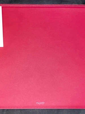 laptopfodral, Holdit, Ord pris 400 - Snyggt rött laptopfodral från Holdit som passar datorer upp till 14 . Fodralet är tillverkat i ett slätt material.