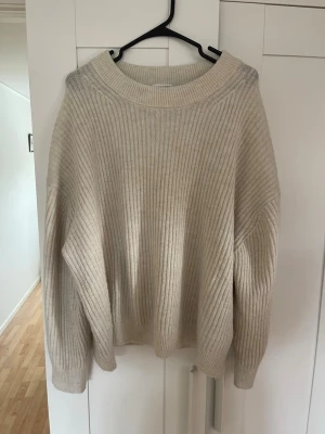 Beige oversized stickad tröja XL - Säljer en beige oversized stickad tröja i storlek XL. Tröjan har bred ribbstickning, rund halsringning och långa ärmar med nedhasade axlar. Perfekt för lager på lager och en avslappnad look. Tveka inte på att höra av dig om du har några frågor!💕 svarar snabbt