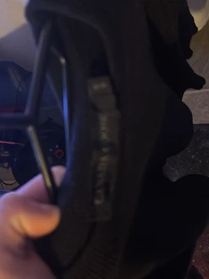 Svart stickad tröja Canada Goose - Svart stickad tröja från Canada Goose med klassisk rund hals och logotyp-patch på ena ärmen. Tröjan har en enkel och stilren design, perfekt för lager-på-lager och passar till många olika outfits.