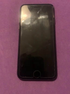 Svart iPhone 7 med rund hemknapp - Säljer en svart iPhone 7 Helt ny fungerande!