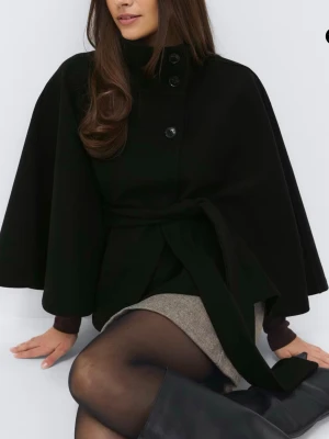 Svart poncho kappa från Gina  - Använd fåtal gånger! Inga slitningar eller defekter🖤säljs då den ej hinner användas. Köptes för 500kr från Gina Tricot’s hemsida.🖤