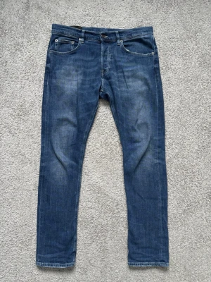 Dondup jeans - Tja, säljer ett par feta dondup jeans i moddelen icon, storlek 32 på jeansen som motsvarar ca 31,30 och sitter väldigt bra på mig som är 178cm, väldigt eftertraktade jeans så kom privat vid minsta lilla och pris går givetvis att diskutera🍾🍾🥂