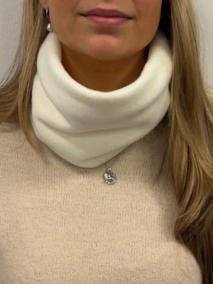 Fleece Buff -snow - 🤍⛄️❄️vit fleece buff- snow. Handgjorda av vårat uf företag - Beyondbuff. Det finns ett begränsat antal så hör gärna av dig innan du köper. Mått: 17 höjd, 27 bredd (rakt över)🤍