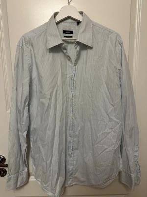 Hugo Boss skjorta - Skjorta från Hugo Boss. Storlek 43/44 XL. Bra skick.