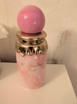 Marshmallow Blush parfym rosa - Perfekt för dig som gillar söta dofter och snygg design på parfymhyllan. Ganska mycket kvar i från början 100 ml  nu typ 90.