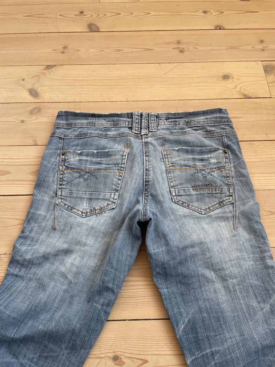 Lågmidjade jeans med slitningar  - 2