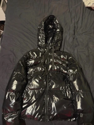 GUESS vinterjacka  - Säljer min GUESS vinterjacka som jag inte använder längre, den är jätte bra för kallt väder eftersom den håller värme inne, är vindtät och den är tjock. Man kan justera banden som är kopplade till luvan så att luvan sitter åt runt huvudet, GUESS loggan sitter lite löst på en av armarna vilket man kan se på en av bilderna, det går att limma fast eller sy🖤