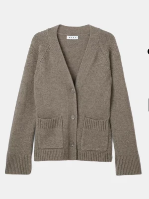 Beige kofta från Wera med fickor - Använd endast 1 gång så näst intill helt ny!❤️inga defekter eller slitningar. Köptes för 899kr från Åhléns :)