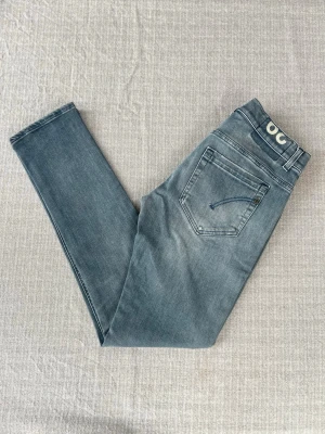 Grå Dondup George jeans - Grå Dondup George jeans i grymt skick Inga defekter, som nya Hör av er vid frågor!