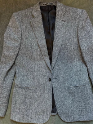 Filippa K kavaj - Stilren kavaj med en knapp framtill och två fickor. Kavajen har en klassisk design som passar för många tillfällen.