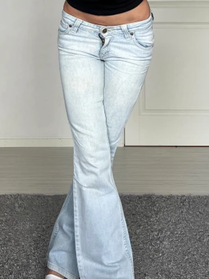 Lee jeans - Midjemått: 34cm rakt lver, innerbenslämgd: 82cm 💗lite mörkare än på bilden