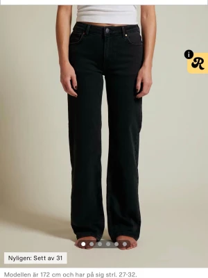 Mid wide jeans Bikbok svart - Använt 1-2 gånger så de är som nya! Passar mig inte längre tyvärr, sköna jeans som passar till allt! Storlek 27/32. Straight fit.