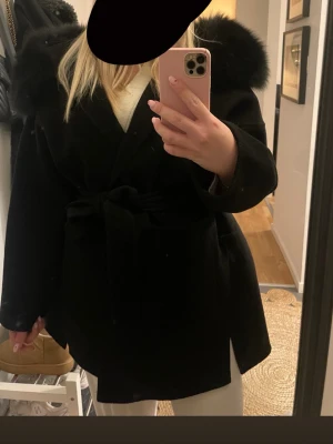 Svart kappa -  svart kappa med knytskärp i midjan från femenina of sweden storlek s