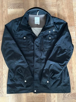 J.Lindeberg field jacka  - Säljer nu denna feta Field jackan av J.Lindeberg som knappt används, passar perfekt nu inför våren då den är lite tunnare. Skicket är nästan nytt och storleken är L men passar även M 