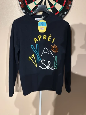 MC2 saint Barth tröja -  marinblå stickad tröja från ”MC2 saint Barth” med färgglada broderade detaljer som texten 'Après Ski', skidmotiv, sol och flaska på framsidan. Rund halsringning och långa ärmar. Kom privat för fler bilder❣️