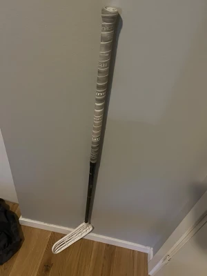 Innebandyklubba Unihoc unislim 27  - Lättviktsklubba. Right Unihoc Unislim 27 Flex 96cm. Finns ej att köpa längre. Inköpt för 1400. Sliten grepplinda. Ganska nytt blad (PE plast)