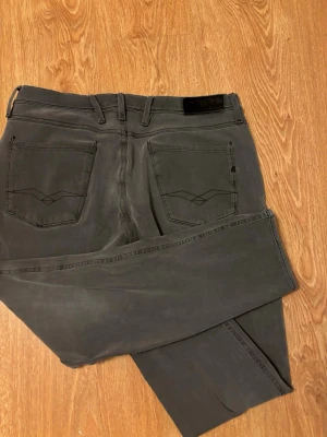 Replay anbass - Säljer ett par schysst grå hyperflex replay anbass jeans.                                                     De är proffesionellt skräddade i skrevet(se bild 6) men utom det är de som nya!               Mått (se sista bild):                                                A= 42cm. B=65cm. C= 88cm. D=16cm.           Bara att höra av sig vid frågor!