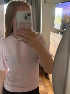 Ljusrosa puffärm topp - Söt ljusrosa topp med puffärmar och rund hals.  Passar till både jeans och kjol för en enkel men snygg outfit. Endast använda 2 gånger!
