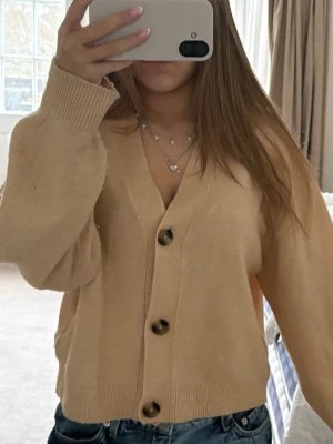  kofta från H&M - Mysig orange/beige kofta från HM, använd en del men inga skador på den😁jätte fin färg till våren och sommaren