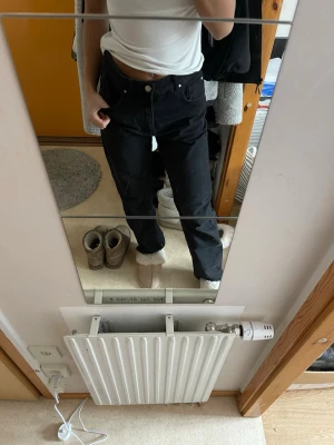 Svarta raka jeans med hög midja - Säljer ett par svarta jeans med rak passform och hög midja. Köpte ifrån Carlings ett par år tillbaka och det är för stora för mig. Innerbenslängd: ca 81cm från skrevet upp till kanten ca 30cm🫶🏼knappt använda